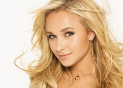 Hayden Panettiere, Blondynka, Kolczyk