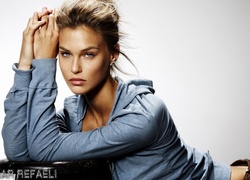 Bar Refaeli, Spojrzenie