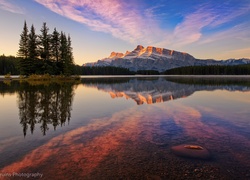 Kanada, Alberta, Park Narodowy Banff, Jezioro Two Jack Lake, Góra Mount Rundle, Drzewa