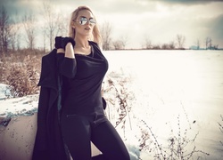 Blondynka, Śnieg, Okulary