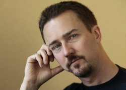 Edward Norton, Zarost