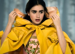 Lily Collins, Żółta, Kurteczka