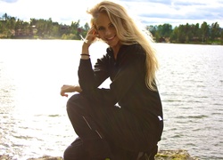 Emilie Marie Nereng, Blondynka, Uśmiech, Jezioro