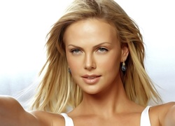 Charlize Theron, Uniesione, Ręce