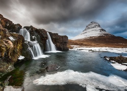 Islandia, Góra Kirkjufell, Wodospad Kirkjufellsfoss, Rzeka, Skały, Zima