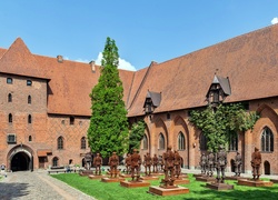 Malbork, Zamek,  Wewnętrzny, Dziedziniec, Posągi