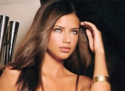 Adriana Lima, złota branzoleta