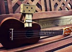 Danbo, Gitara, Ławeczka