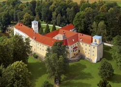 Pałac w Trzebieszowicach, Hotel Zamek na Skale, Wieś Trzebieszowice, Dolnośląskie, Polska, Drzewa