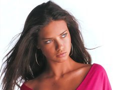 Adriana Lima, różowa bluzka, srebrne kolczyki