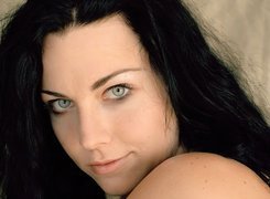 Amy Lee, czarne włosy