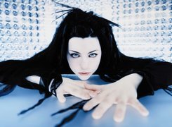 Amy Lee, czarna bluzka