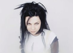 Amy Lee, biało-czarna bluzka