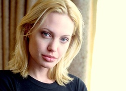 Angelina Jolie, blond włosy