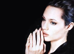 Angelina Jolie, złożone ręce