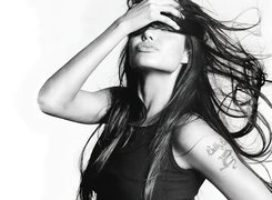 Angelina Jolie, czarny top, tatuaż
