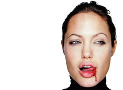 Angelina Jolie, czarny golf, krew