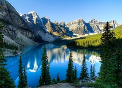 Kanada, Park Narodowy Banff, Góry, Lasy, Jezioro Moraine, Świerki, Odbicie