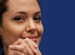 Angelina Jolie, twarz, ręce
