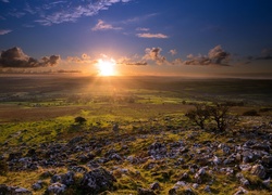 Kamienie, Farmy, Pola, Łąki, Chmury, Promienie, Słońca, Horyzont, Irlandia