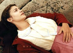 Audrey Tautou, biała bluzka, różowa spódnica