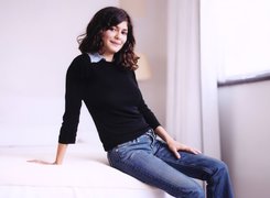 Audrey Tautou, czarna bluzka, jeansy