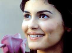 Audrey Tautou, ciemne oczy, kwiat