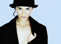 Audrey Tautou, czarny strój, kapelusz