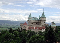 Słowacja, Bojnice, Zamek w Bojnicach, Drzewa