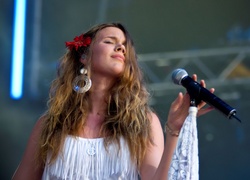 Kobieta, Joss Stone, Kolczyki, Mikrofon