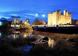 Zamek Bunratty, Hrabstwo Clare, Irlandia,  Łódka, Rzeka Shannon