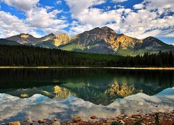 Kanada, Prowincja Alberta, Park Narodowy Jasper, Góry, Lasy, Jezioro, Chmury, Odbicie