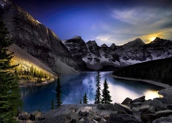Kanada, Park Narodowy Banff, Góry, Jezioro Moraine, Świerki
