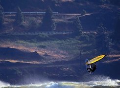 Windsurfing,żółty żagiel