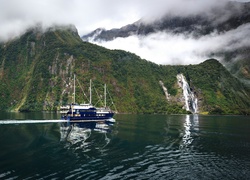 Góry, Wodospad Bowen Falls, Statek, Park Narodowy Fiordland, Nowa Zelandia