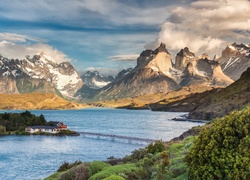 Jezioro, Wyspa, Domy, Most,  Góry, Patagonia, Chile