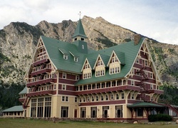 Góry, Hotel, Drzewa, Trawnik