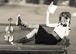 Lindsey Stirling, Ławka, Skrzypce, Okulary, Książka