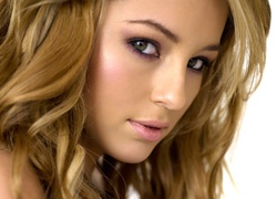 Keeley Hazell, Spojrzenie