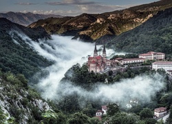 Góry, Lasy, Mgła, Katedra, Domy, Covadonga