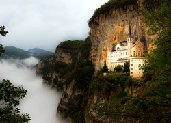 Sanktuarium Madonna della Corona, Sanctuary of Madonna della Corona, Spiazzi, Włochy, Góry Monte Baldo, Chmury