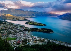 Queenstown, Nowa Zelandia, Jezioro Wakatipu, Góry, Zatoka, Miasto, Panorama