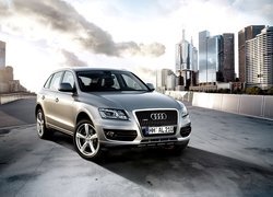 Audi Q5, Budynki, Miasto