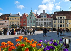 Estonia, Tallin, Rynek, Domy, Ludzie, Kwiaty