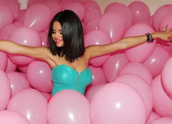 Selena Gomez, Balony