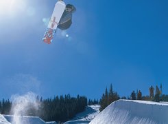 Snowbording,deska, snowboardzista , śnieg ,niebo