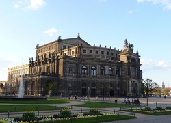 Niemcy, Drezno, Opera Semperoper, Fontanna, Klomby