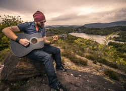 Mężczyzna, Gitara, Rzeka, Rośliny, Kamień