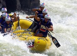 Rafting,spływ, rzeka, wiosła , ponton ,kaski