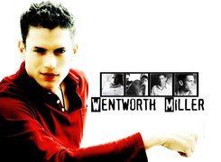 Wentworth Miller, czrwona bluzka